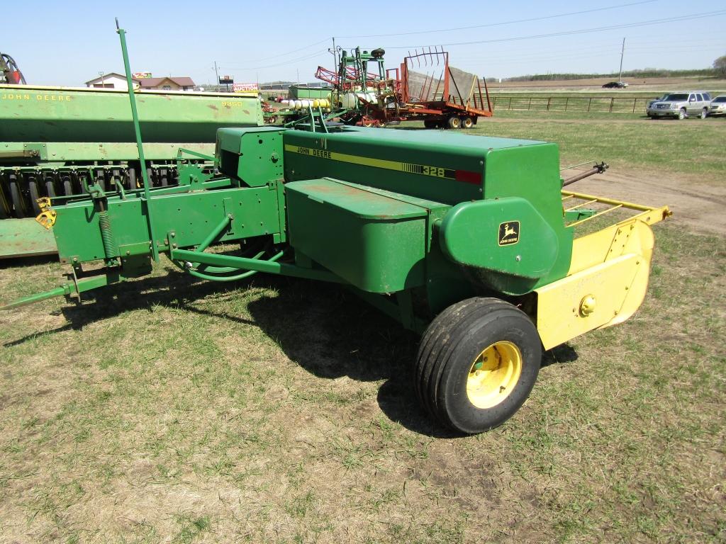 John Deere 328 Square Baler