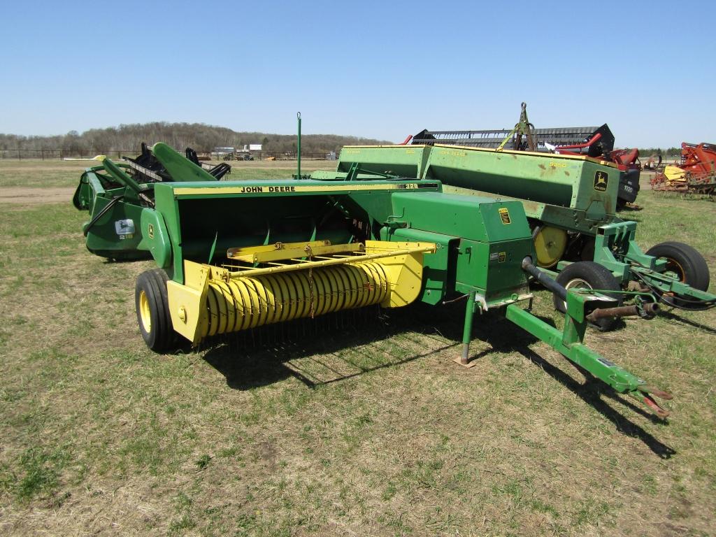 John Deere 328 Square Baler