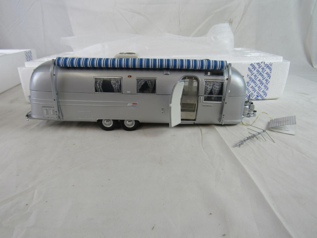 Franklin Mint 1/24 Scale Airstream Land Yacht Diecast Camper MIB