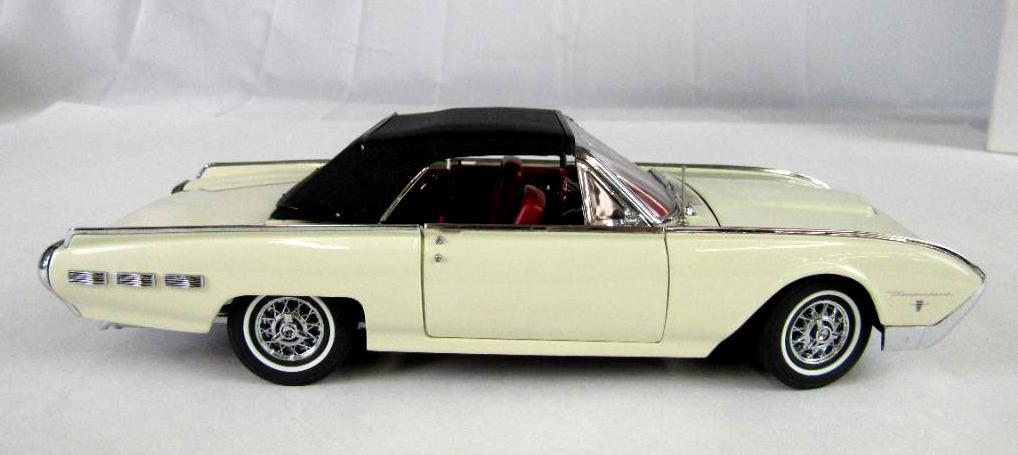 Danbury Mint 1:24 1962 Ford Thunderbird Convertible in Box w/ Papers