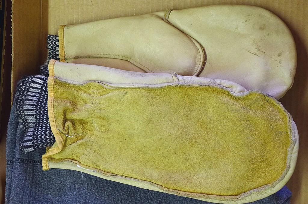 Men's leather gloves, choppers. Kinco pig skin leather work gloves, size medium NIP and fleece