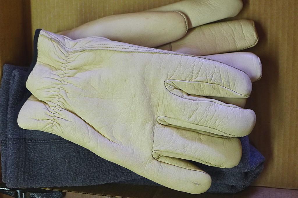 Men's leather gloves, choppers. Kinco pig skin leather work gloves, size medium NIP and fleece