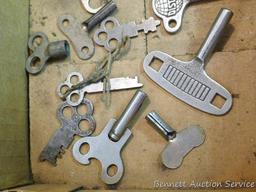Collection of wind up keys, largest is 2" x 1".