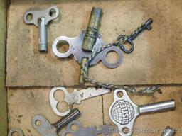 Collection of wind up keys, largest is 2" x 1".