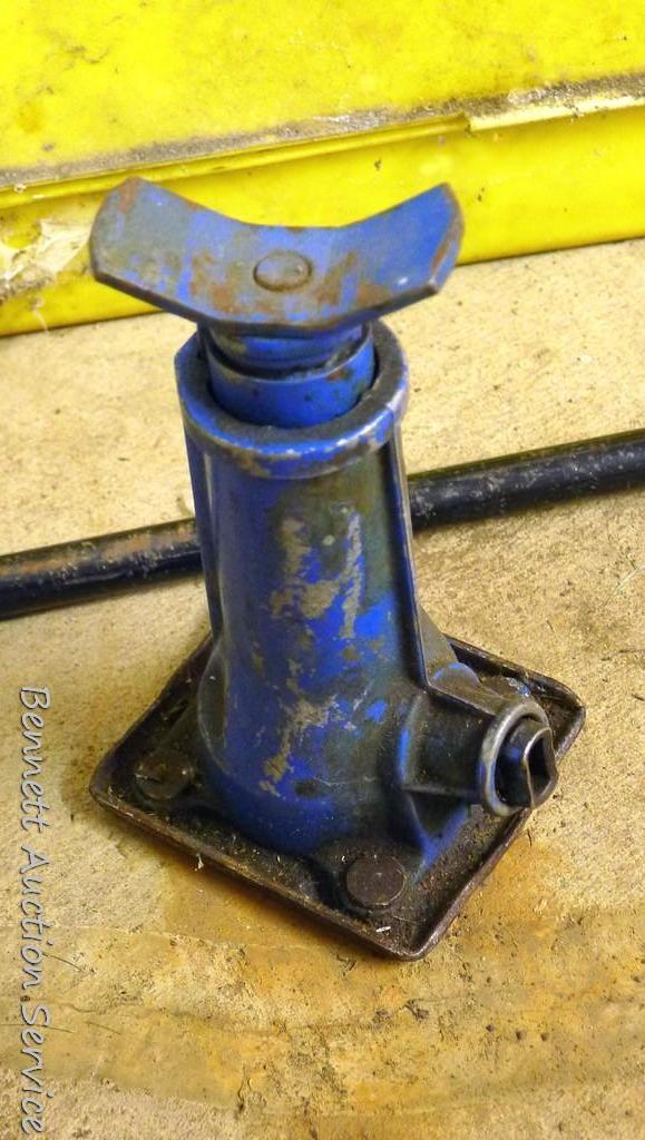 Sears hydraulic floor jack with handle. Lifts 3,300 lbs. Model #214.125100. Comes in plastic