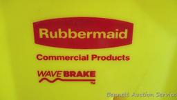 Rubbermaid commercial mop bucket with wringer includes mop and extra NIP mop head. Bucket is 16" x