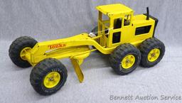 Tonka metal toy road grader is 18" x 7" x 7" tall. Wheels and blade rotate.