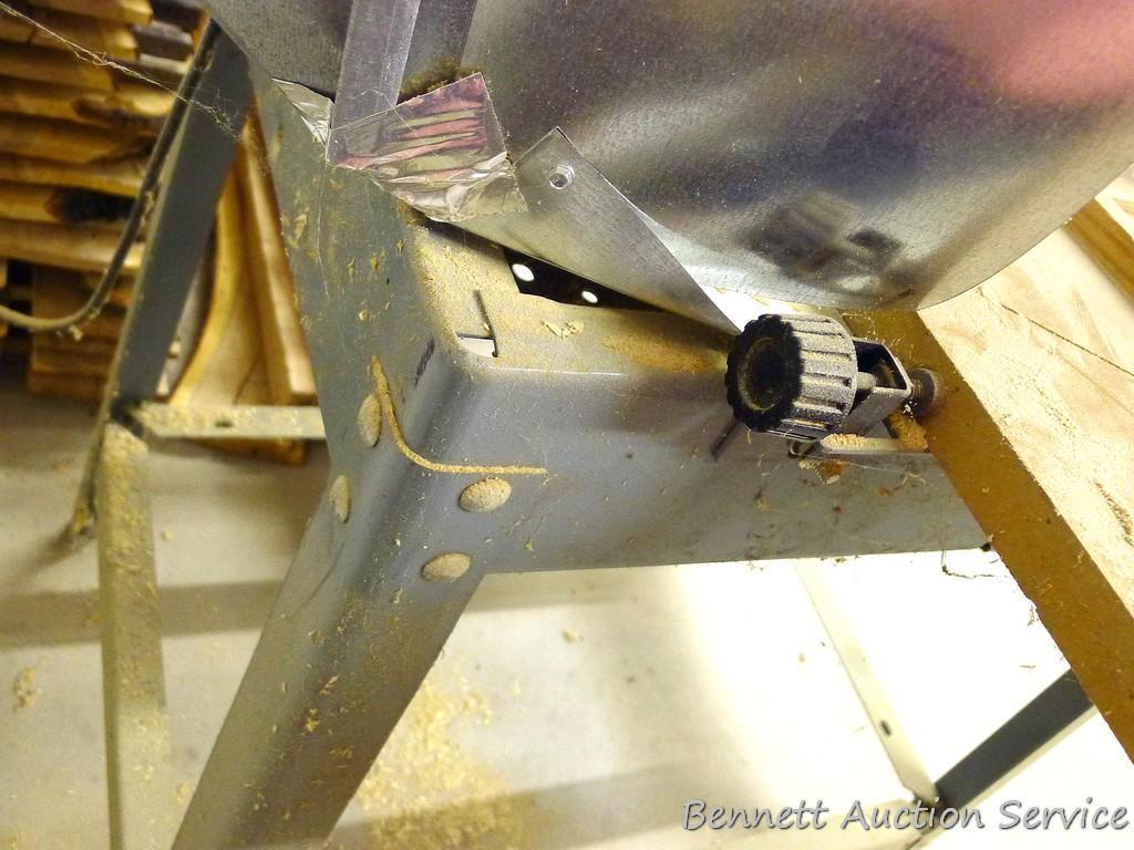 Delta Model 10 Deluxe Radial Arm Saw with Automatic Brake with single phase ball bearing motor. Has