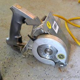 Stanley industrial 4-1/4" Eager Beaver saw, cuts going frontwards and backwards. Runs.