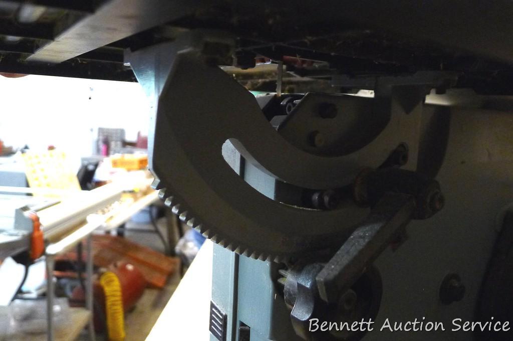 Delta 9" band saw comes with 5 extra blades. Runs, and is model No 28-150. Measures about 19" x 12"