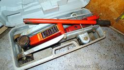 Rolling Larin floor jack comes with handle and case. Approx 19" long overall.