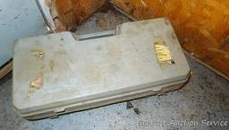 Rolling Larin floor jack comes with handle and case. Approx 19" long overall.