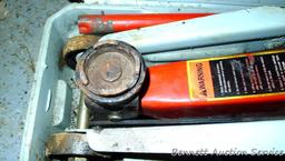 Rolling Larin floor jack comes with handle and case. Approx 19" long overall.