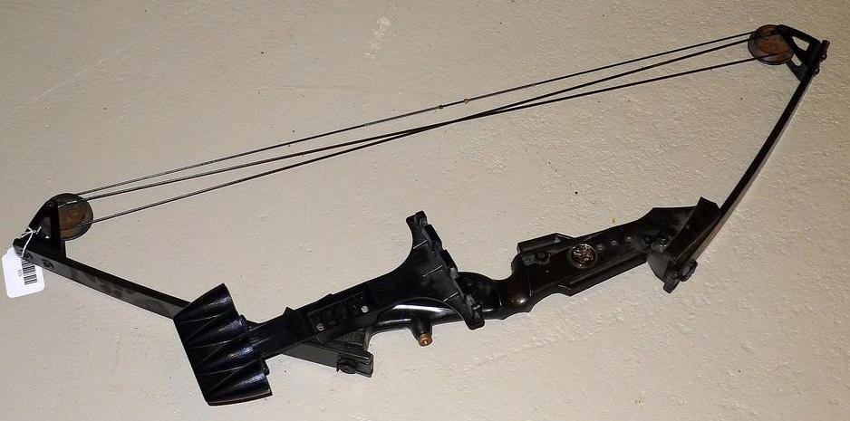 Indian 231 Stalker compound bow 45-55 pound draw, 30" draw length. Comes with quiver.