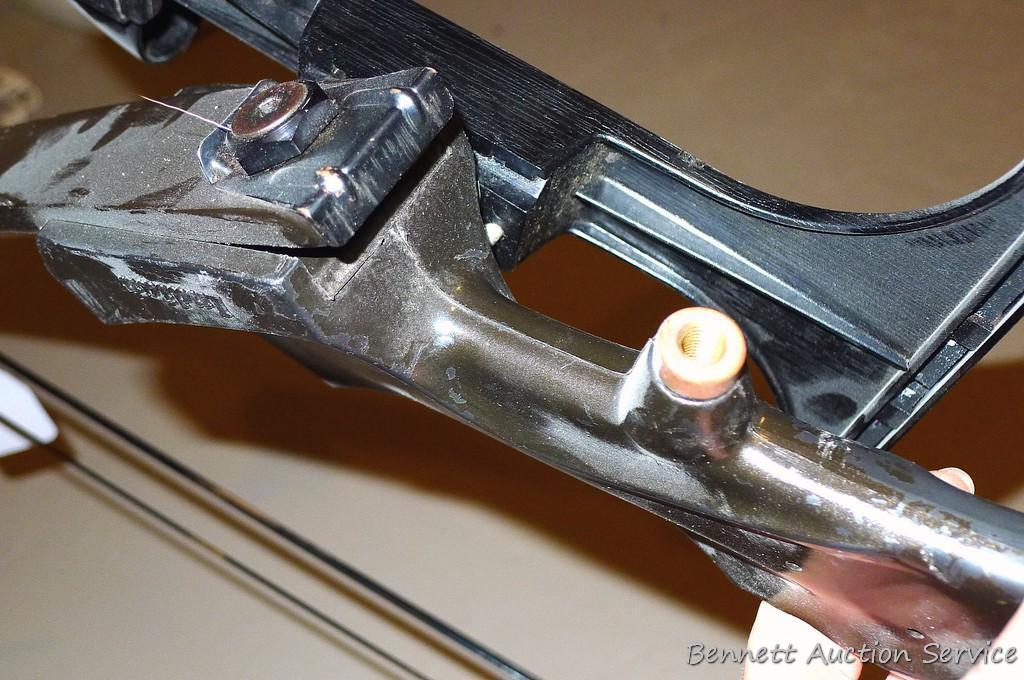 Indian 231 Stalker compound bow 45-55 pound draw, 30" draw length. Comes with quiver.