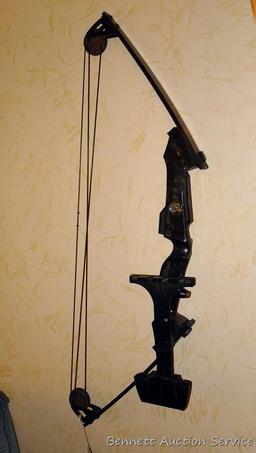 Indian 231 Stalker compound bow 45-55 pound draw, 30" draw length. Comes with quiver.