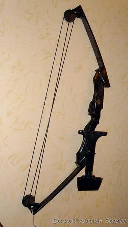 Indian 231 Stalker compound bow 45-55 pound draw, 30" draw length. Comes with quiver.