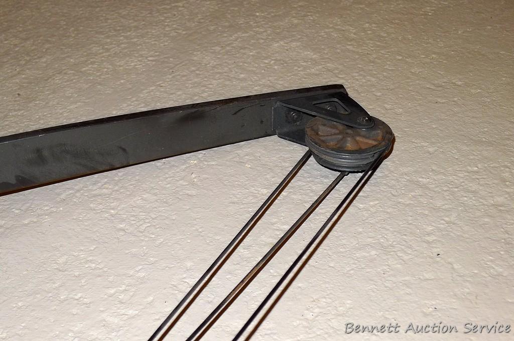 Indian 231 Stalker compound bow 45-55 pound draw, 30" draw length. Comes with quiver.