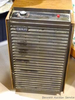 Crosley 40 pint frost free automatic dehumidifier, powers up. Cabinet measures 23" high x 13" x 12".
