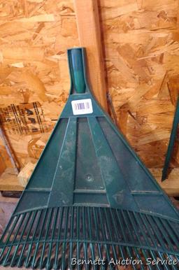 Bamboo leaf rake, 30" plastic leaf rake head, garden fenceposts up to 4'.