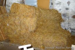 Approx. 20 bales of straw. Each approx. 3'.