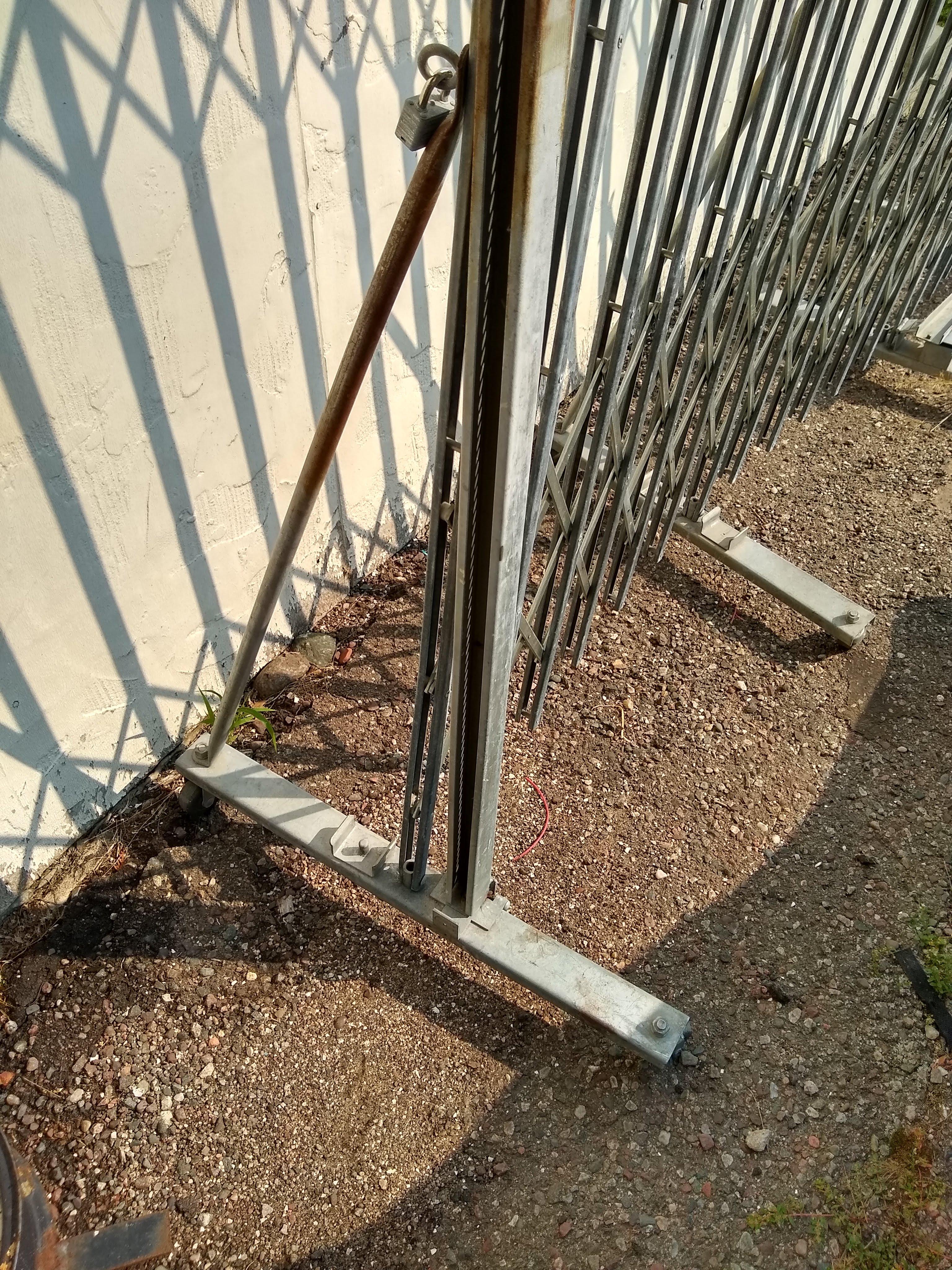 Heavy duty expandable steel security gate