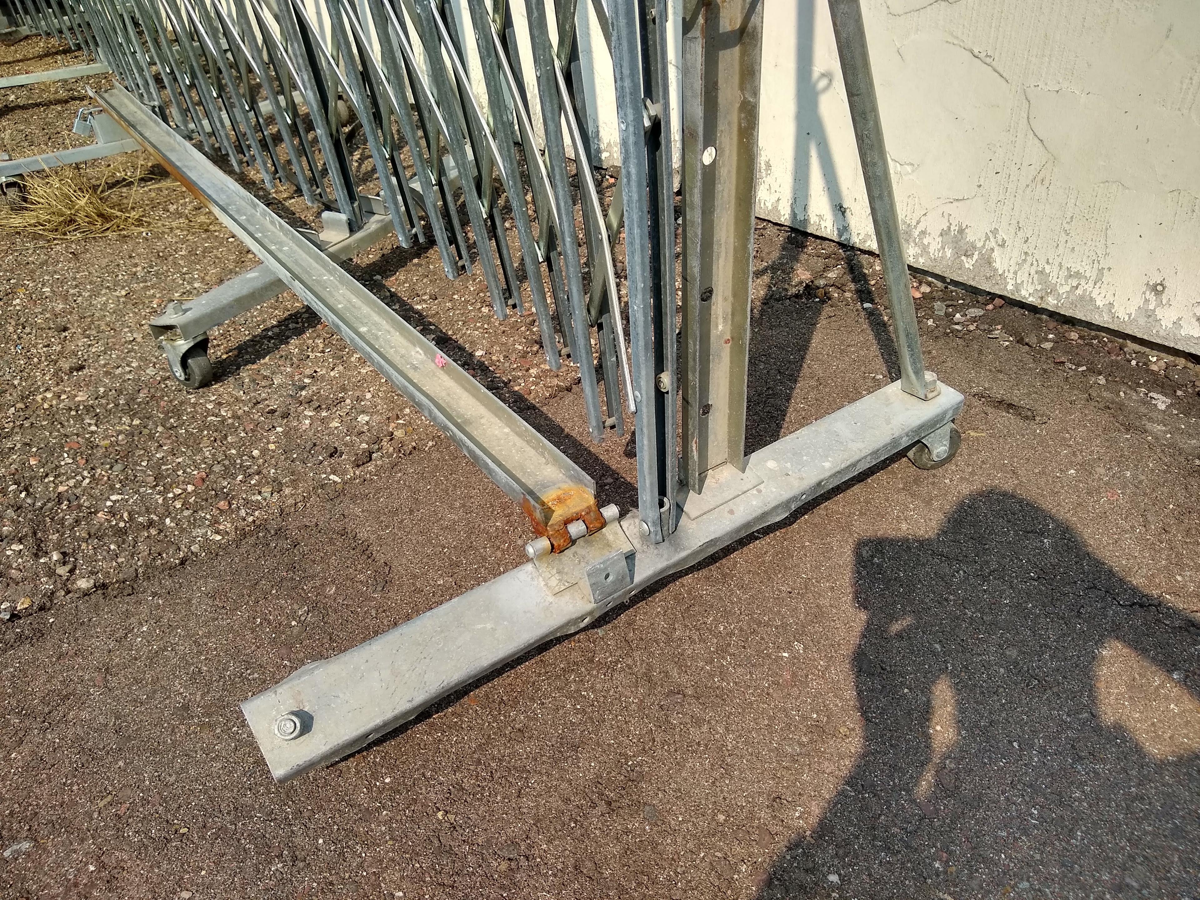 Heavy duty expandable steel security gate
