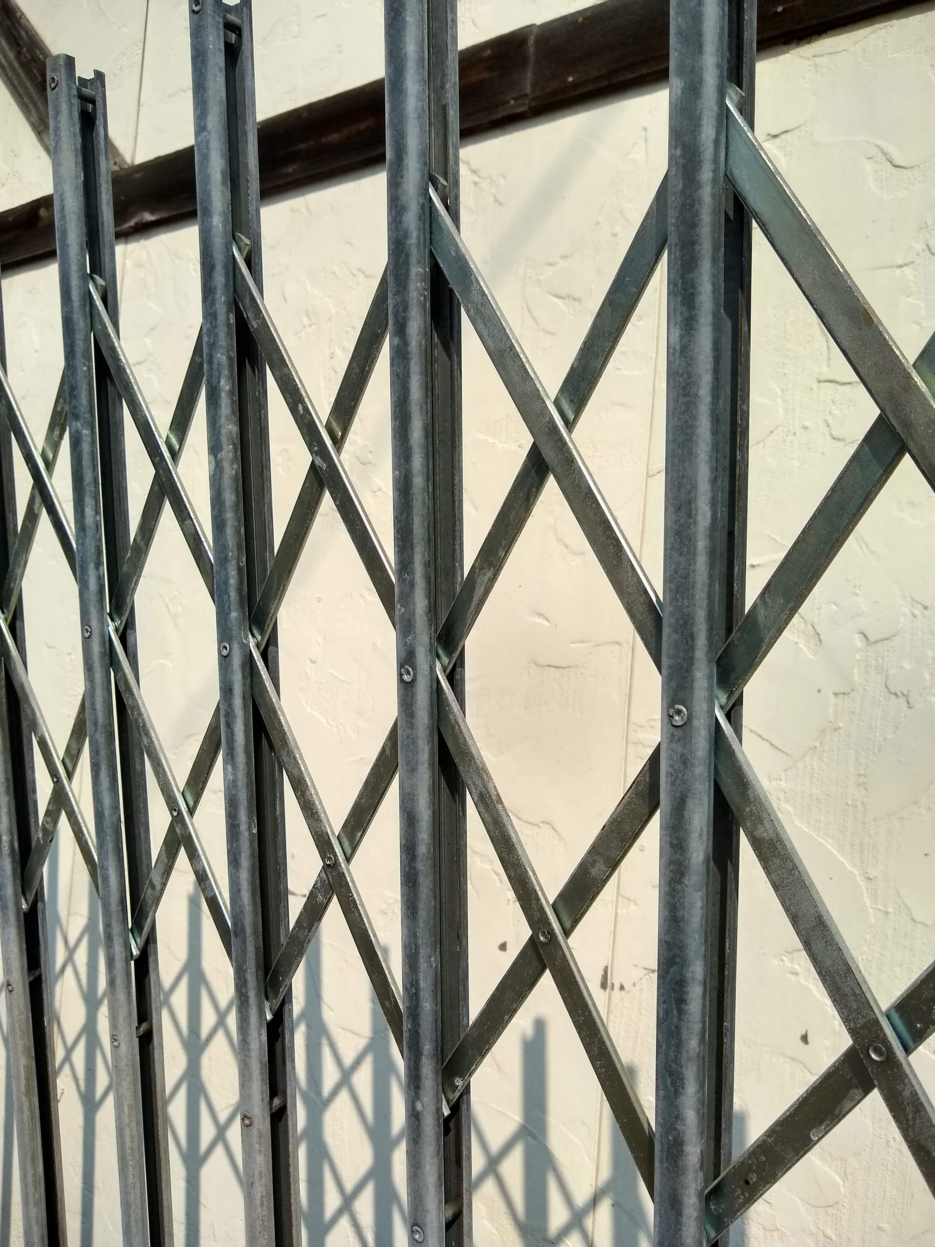 Heavy duty expandable steel security gate