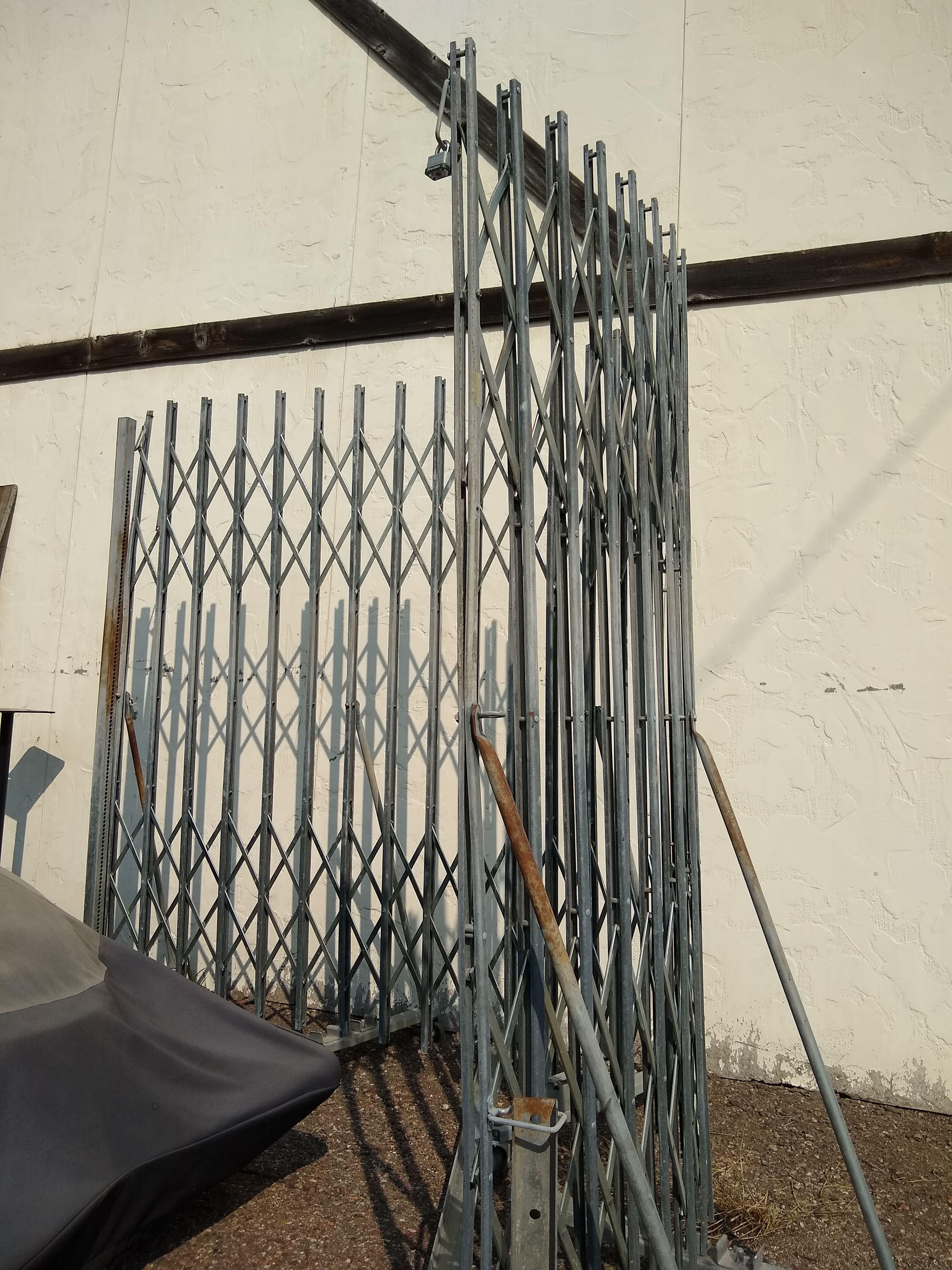 Heavy duty expandable steel security gate