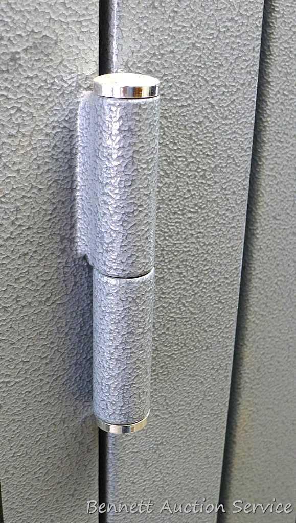 Sentinel electronic combination gun safe by Stack On comes with a key, door mounted handgun sleeve