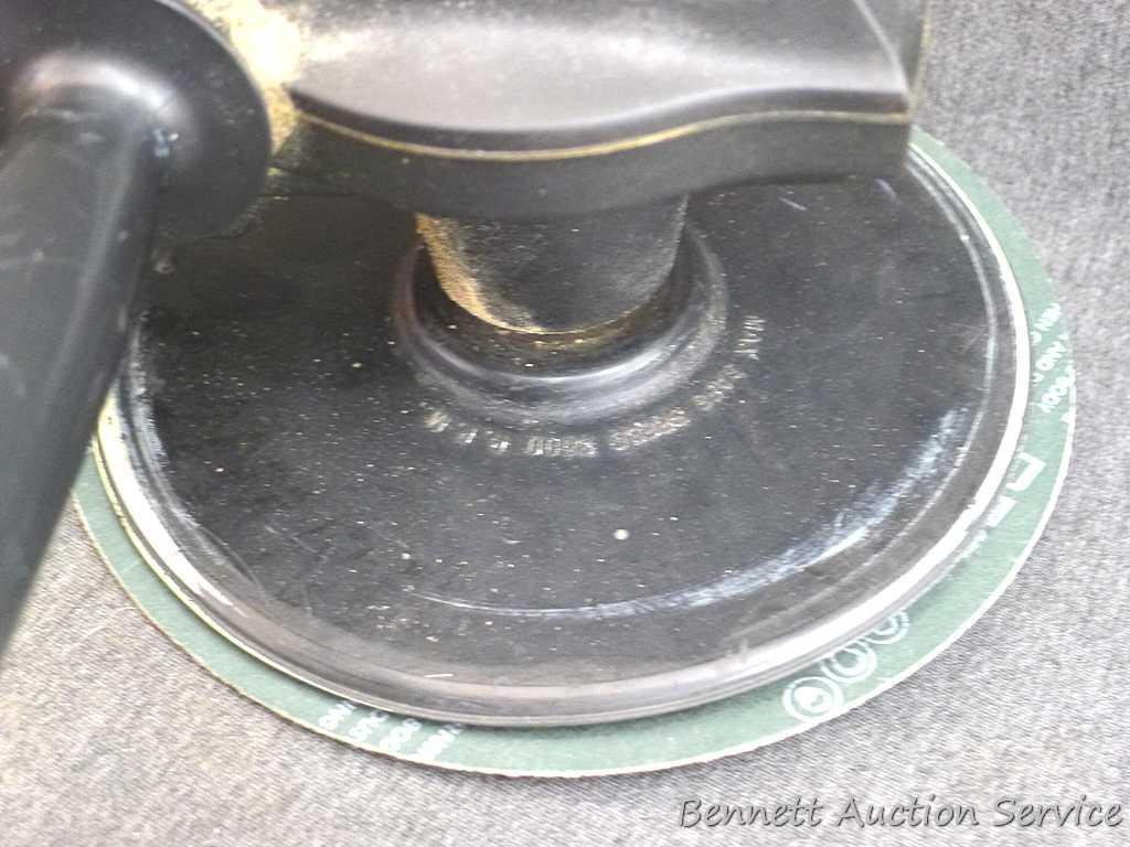 Black & Decker 7" polisher/sander, runs and is No. 9531. Abrasive discs and buffing wheels in lot