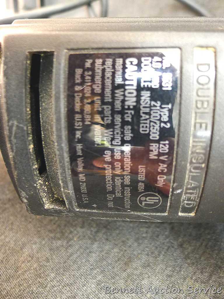 Black & Decker 7" polisher/sander, runs and is No. 9531. Abrasive discs and buffing wheels in lot