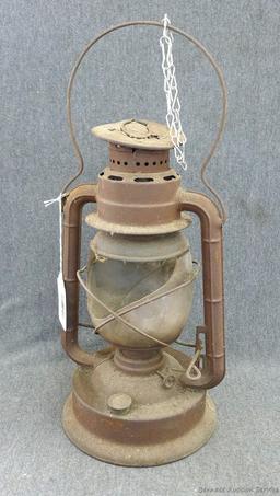 Dietz 15'' large fount d-lite lantern. Glass on lantern is broken, but is overall okay shape, would