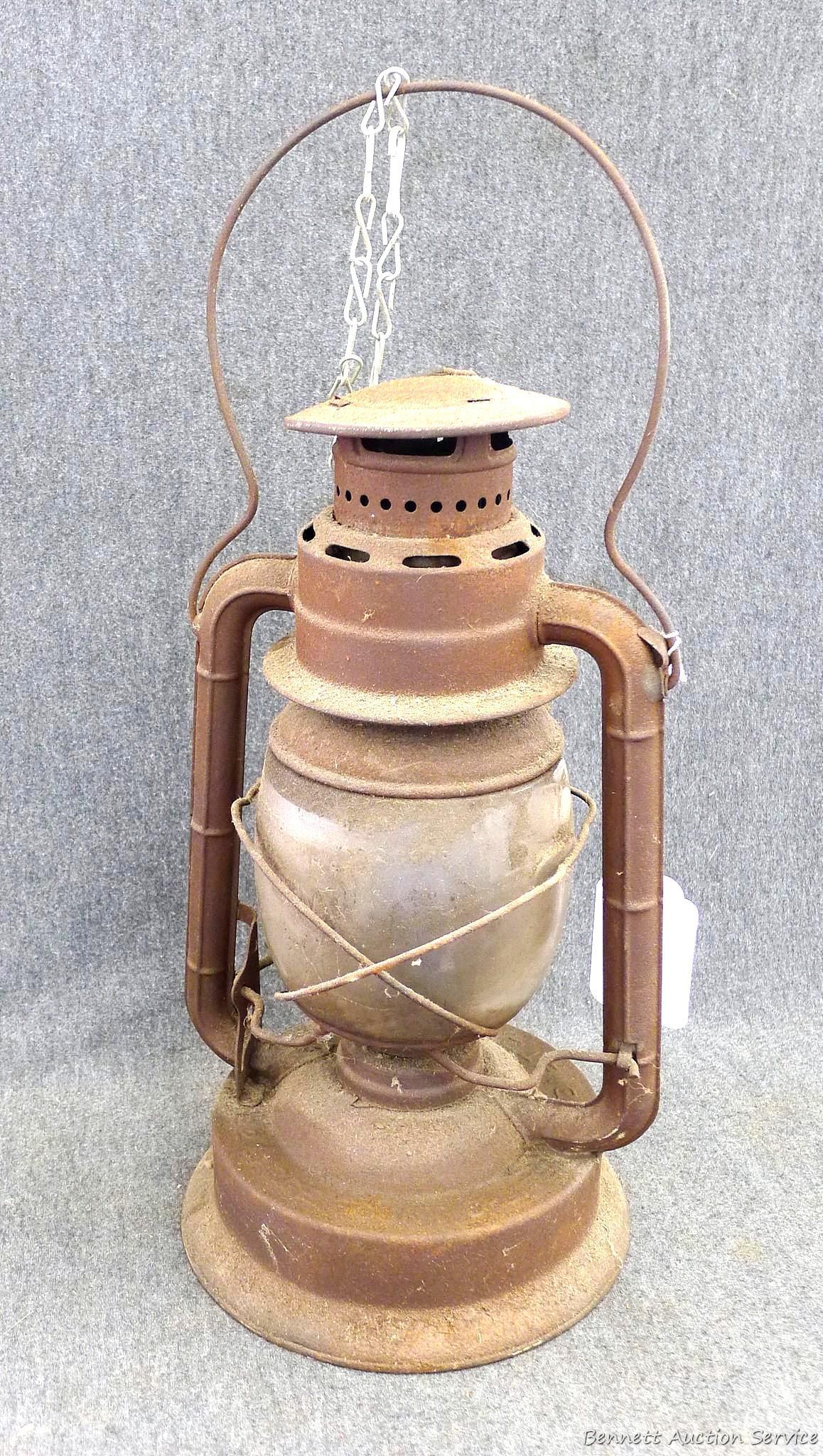 Dietz 15'' large fount d-lite lantern. Glass on lantern is broken, but is overall okay shape, would