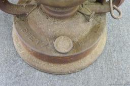 Dietz 15'' large fount d-lite lantern. Glass on lantern is broken, but is overall okay shape, would