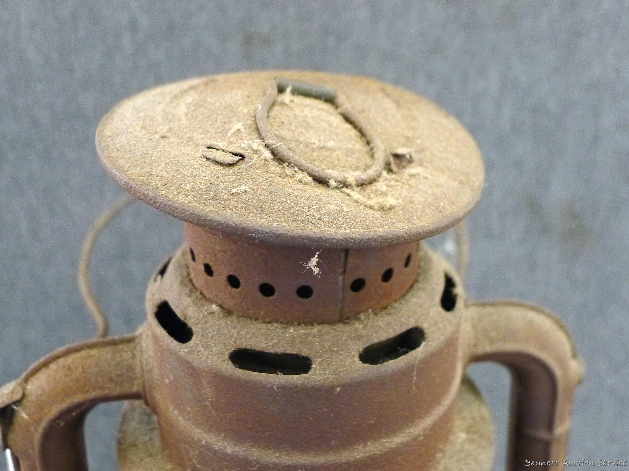 Dietz 15'' large fount d-lite lantern. Glass on lantern is broken, but is overall okay shape, would