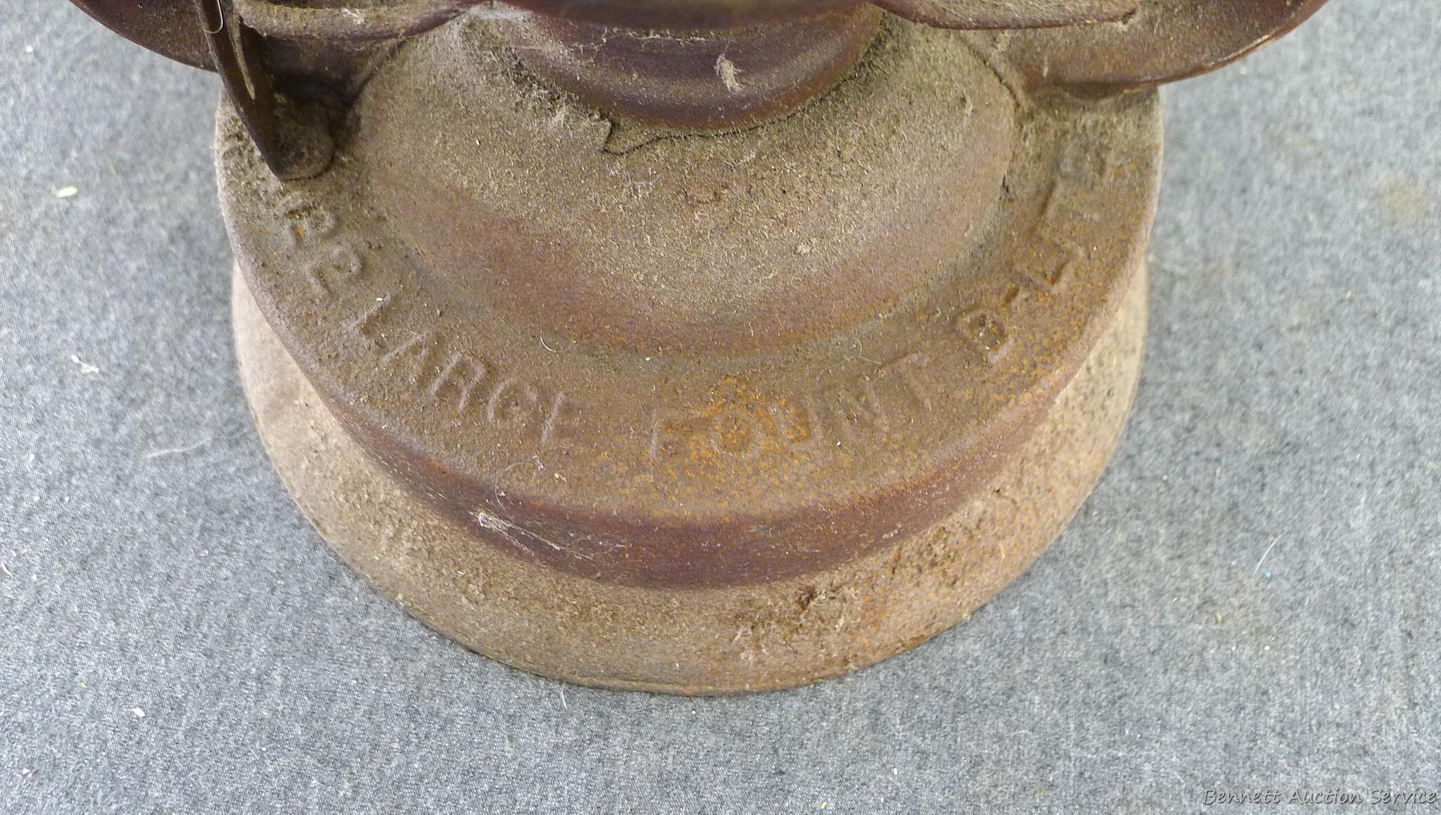 Dietz 15'' large fount d-lite lantern. Glass on lantern is broken, but is overall okay shape, would