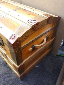 Handmade cedar chest lift out tray is in good condition with nice accents. Measures 3' wide x 2'