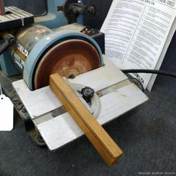 Delta 1" belt sander and 5" disc sander combo comes with manual and guide. Runs and is Model 31-080.