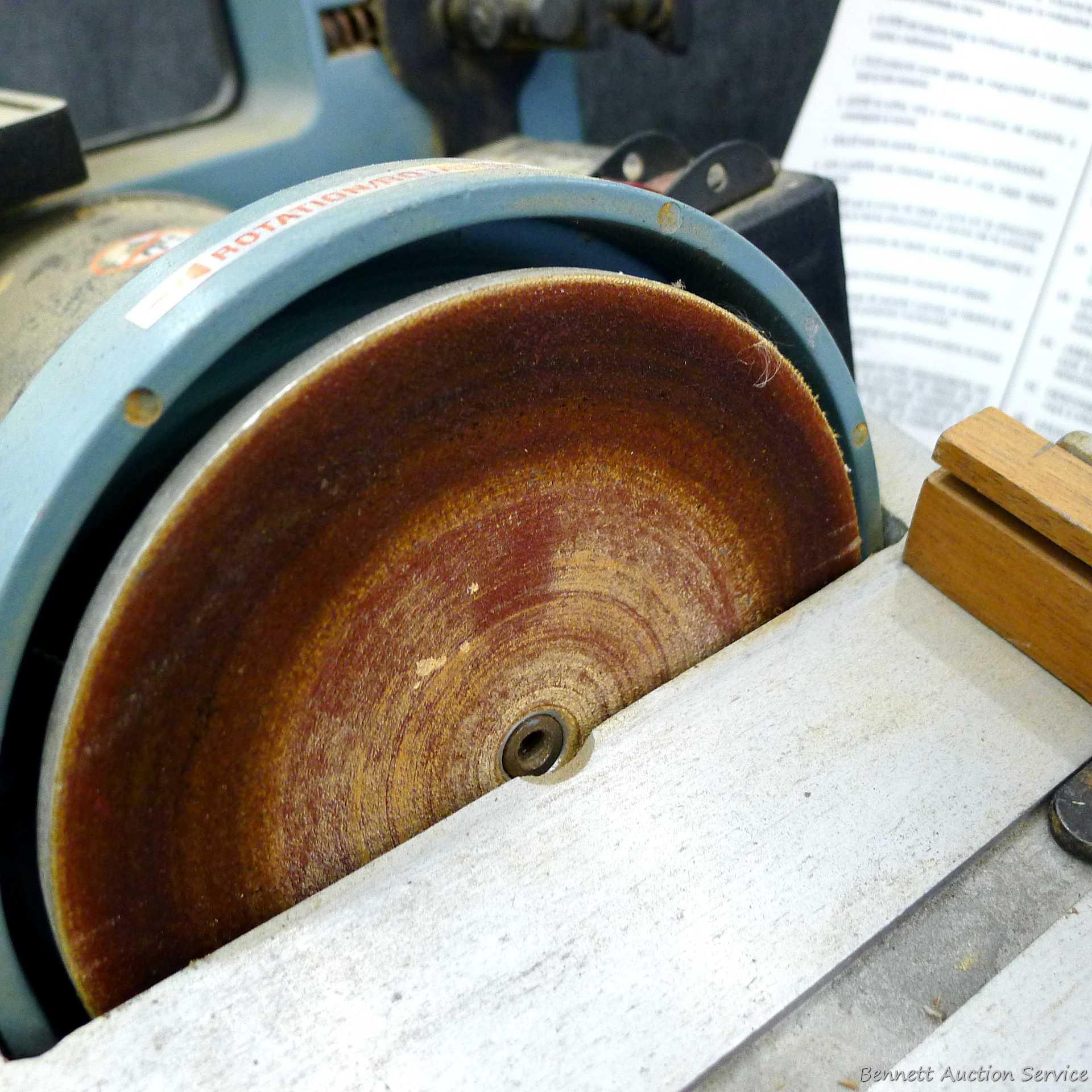 Delta 1" belt sander and 5" disc sander combo comes with manual and guide. Runs and is Model 31-080.