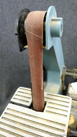 Delta 1" belt sander and 5" disc sander combo comes with manual and guide. Runs and is Model 31-080.