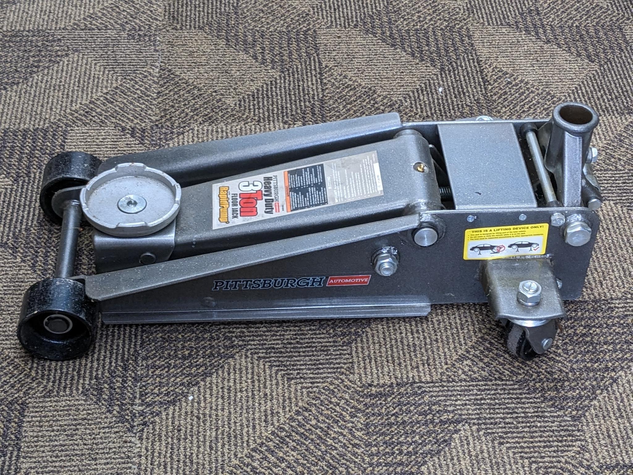 Pittsburg 3-ton rapid jack floor jack, jack has a quick raise and lowers, and is in good condition