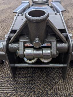 Pittsburg 3-ton rapid jack floor jack, jack has a quick raise and lowers, and is in good condition