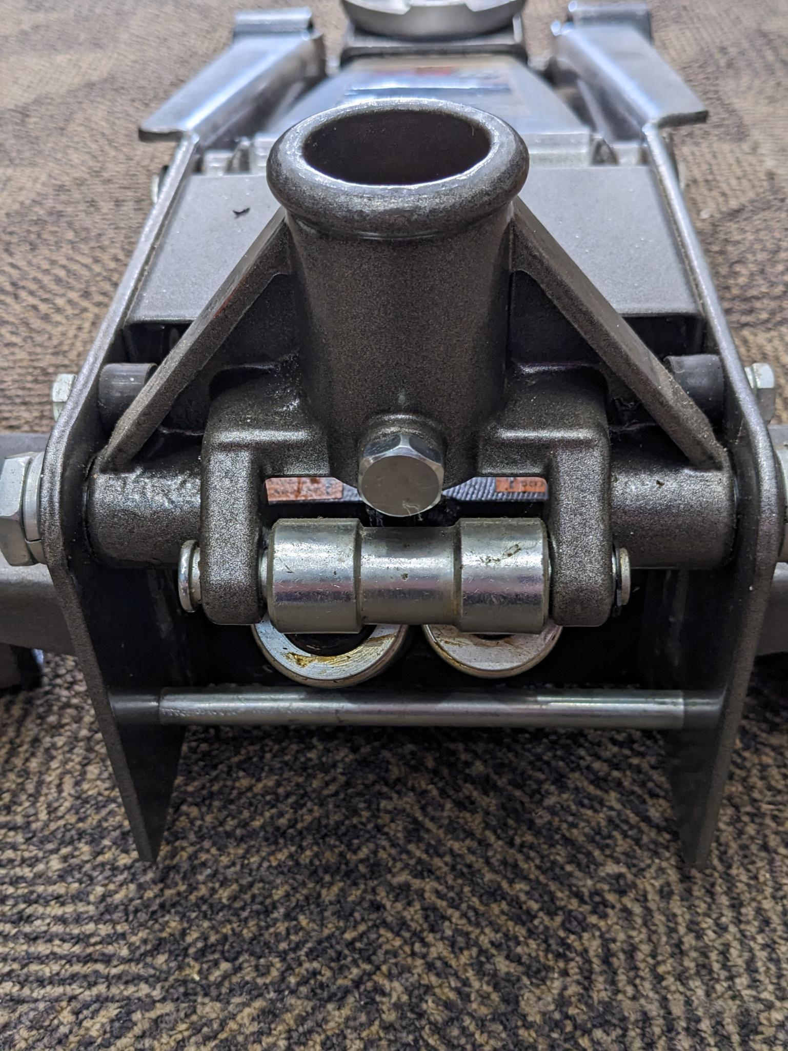Pittsburg 3-ton rapid jack floor jack, jack has a quick raise and lowers, and is in good condition