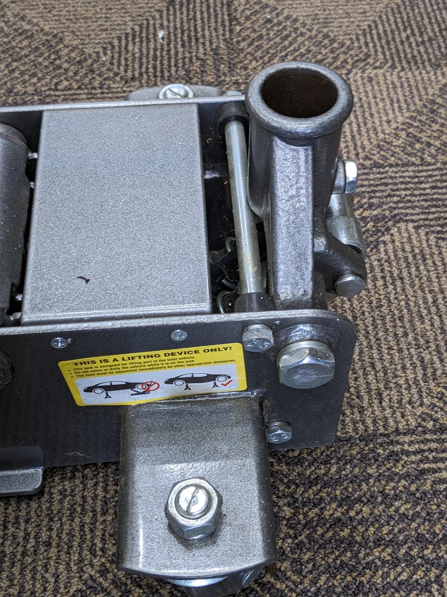 Pittsburg 3-ton rapid jack floor jack, jack has a quick raise and lowers, and is in good condition