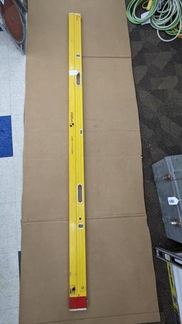 Stabila 12' extension level. Sticks slightly when closing. Vials and windows are good.