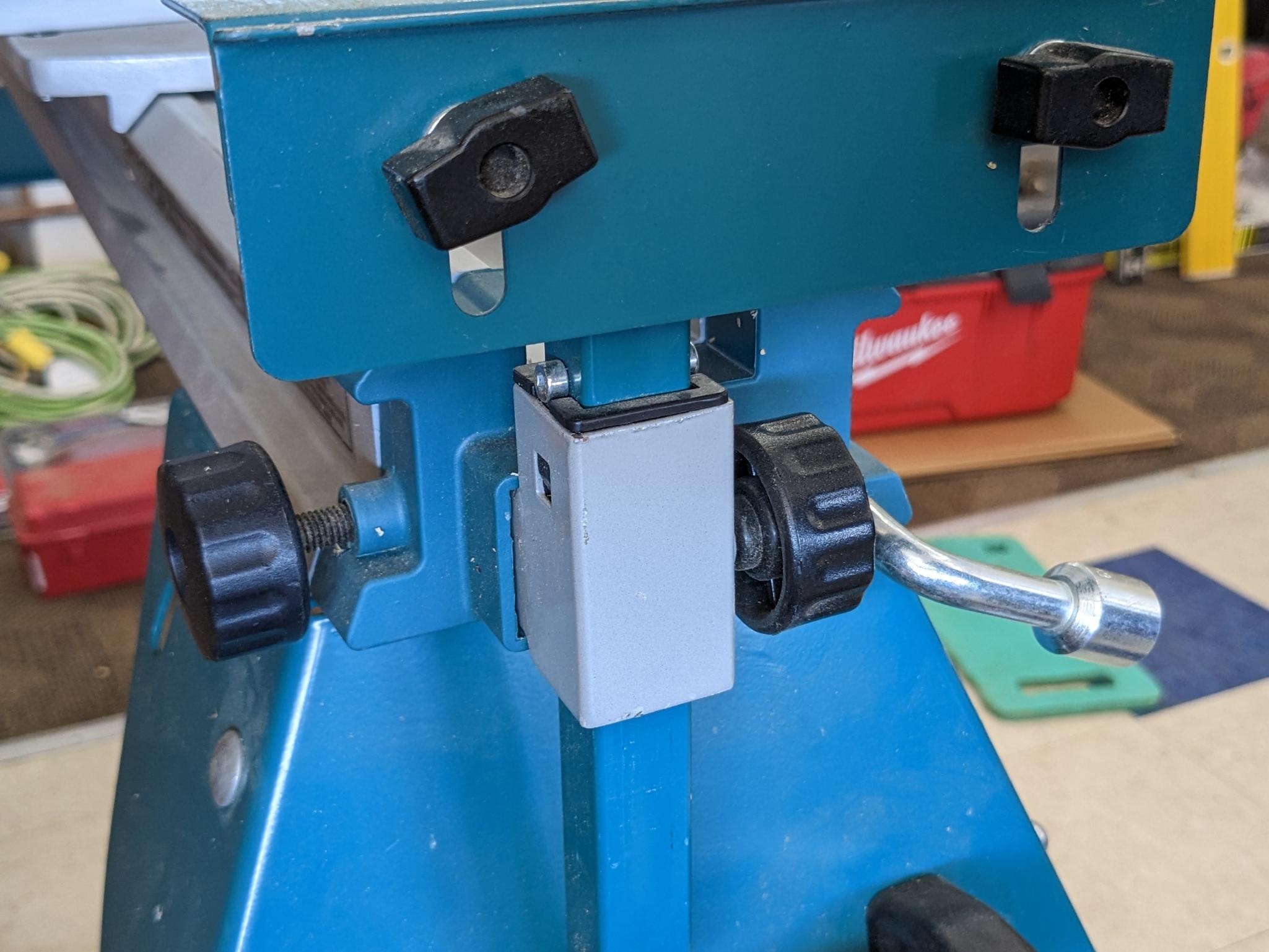 Makita sliding compound miter saw w/ laser guide, angle up to 60 degrees. Has dust bag, and comes on