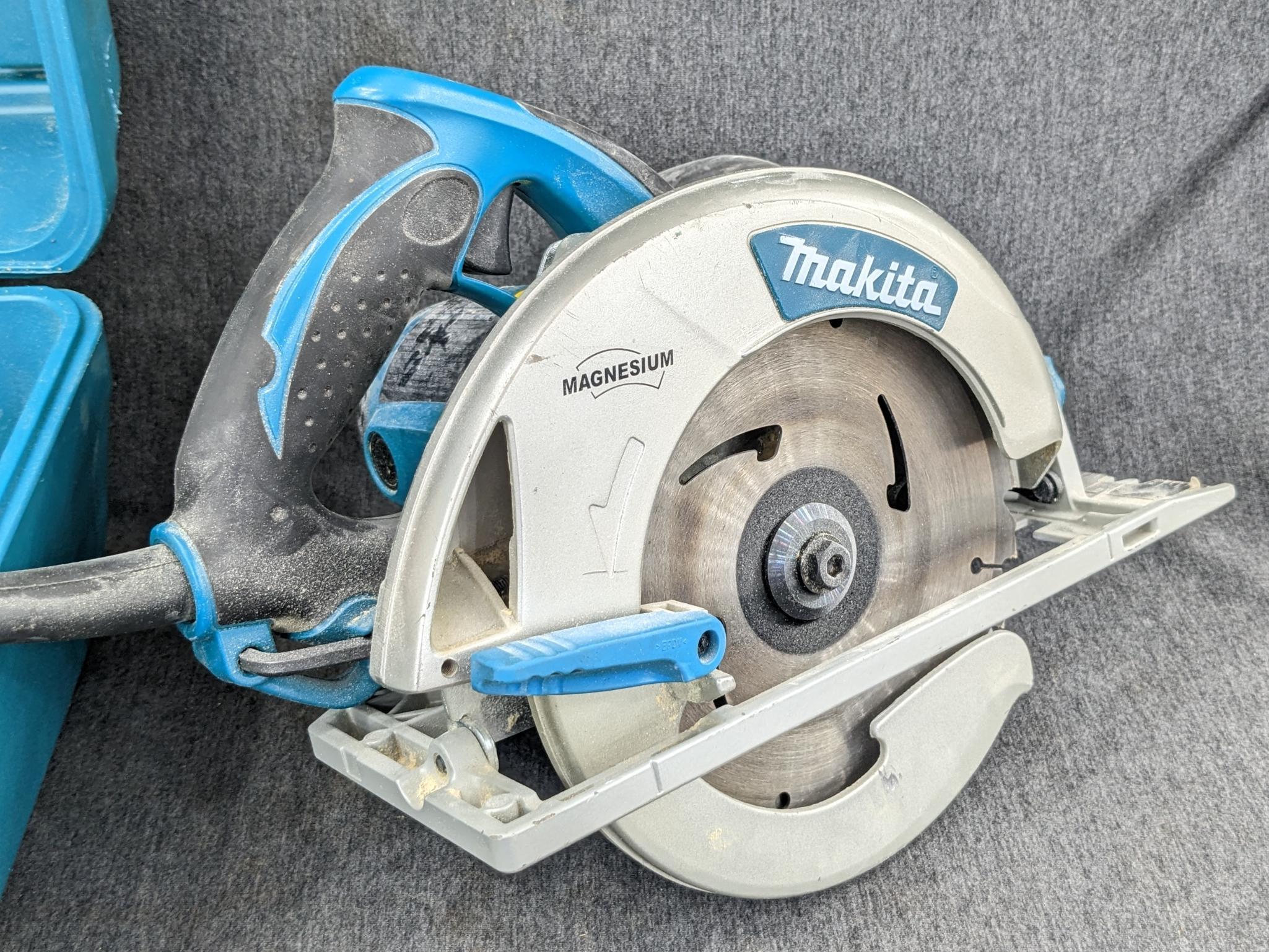 Makita magnesium 7 1/4" circular saw w/ blade guide, hard case, and original papers. Saw is in very