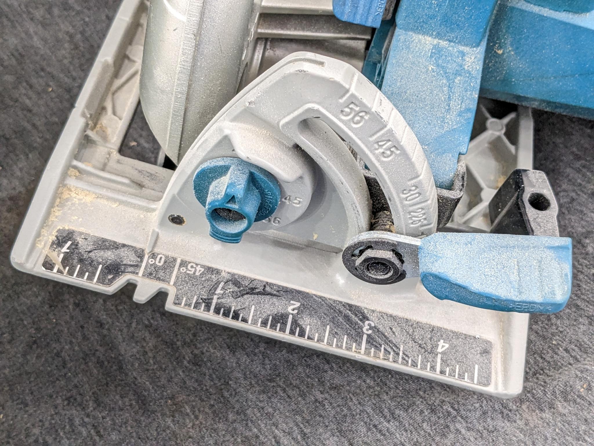 Makita magnesium 7 1/4" circular saw w/ blade guide, hard case, and original papers. Saw is in very