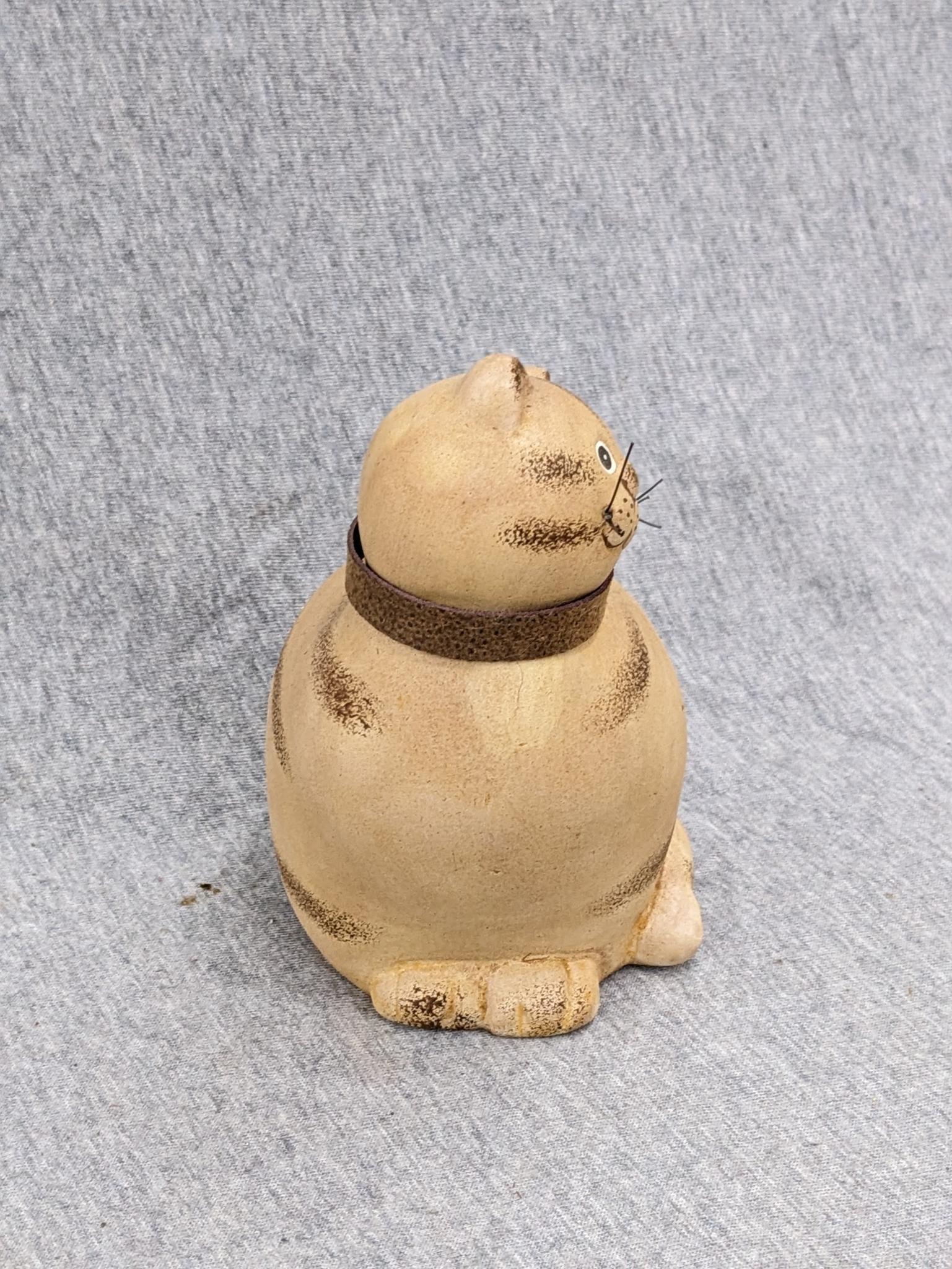 Pair of cat figurines in good condition stand 5-1/2" tall.
